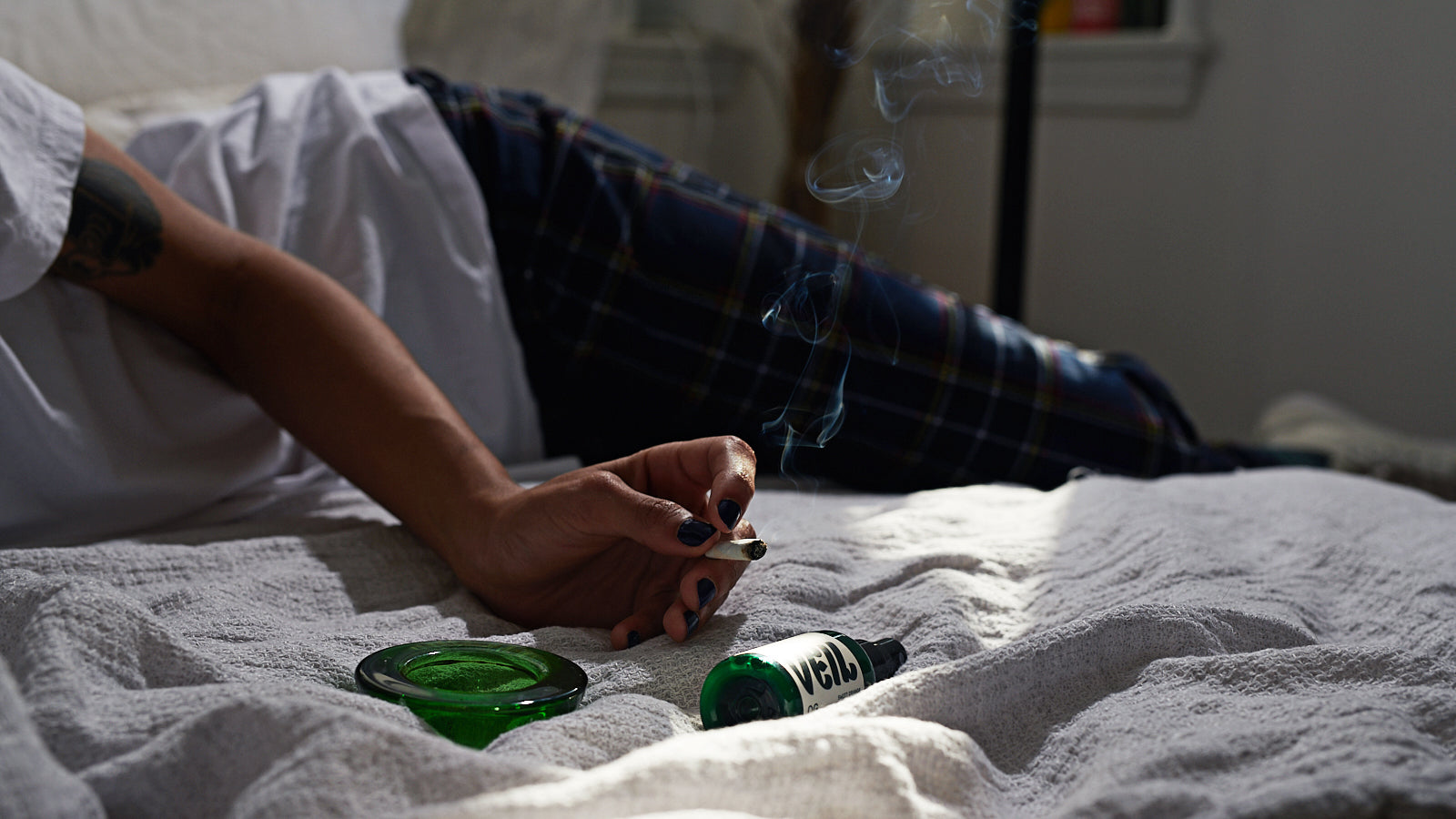 smoking-weed-in-bed